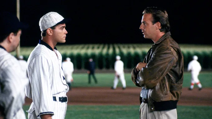 Field of Dreams - A Timeless Masterpiece of Family & Baseball